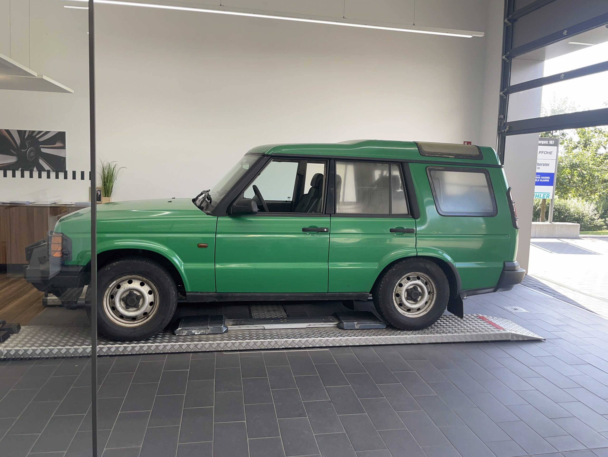 Land Rover Discovery II, steht schief