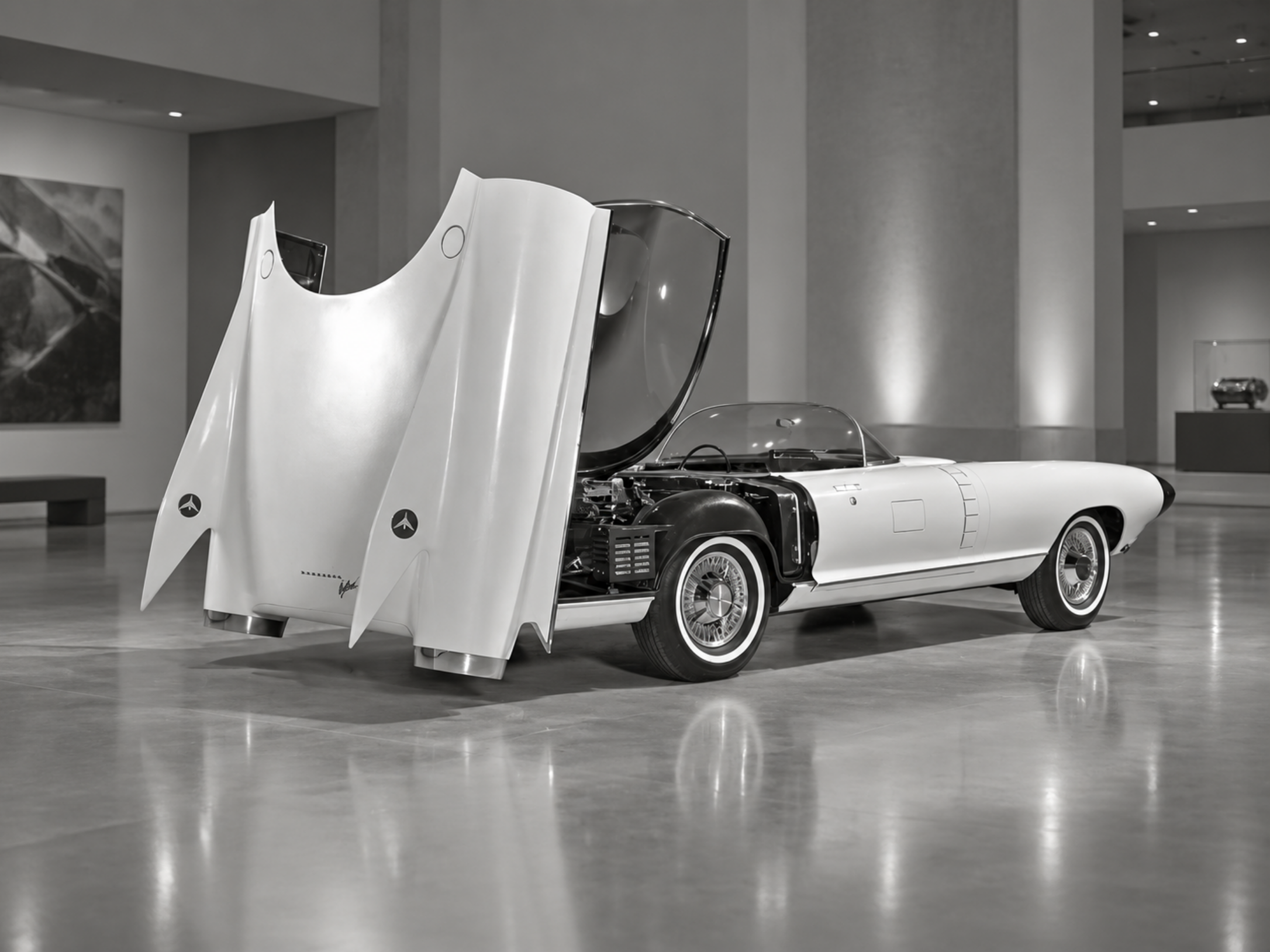 Cadillac Cyclone in Schwarz-Weiß mit geöffnetem Heck im Museumsumfeld
